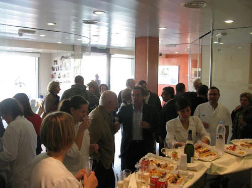 La clínica dental celebra su 15 aniversario en el local de la calle Colón.