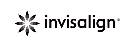 La ortodoncia invisible es un tratamiento con gran popularidad por su método transparente y removible para alinear los dientes de forma gradual. De esta forma se consigue una mejor mordida, se facilita la higiene oral y una sonrisa más estética. El procedimiento consiste en una serie de férulas que se fabrican a medida para cada paciente a partir de un material termoplástico que es prácticamente invisible. Cada alineador se lleva por un tiempo determinado antes de pasar al siguiente, moviendo los dientes de forma progresiva hasta alcanzar la posición deseada. Estos “aligners” se llevan durante la mayor parte del día, retirándolos únicamente para comer, beber y cepillarse los dientes. Más allá de los beneficios estéticos, favorece una buena salud de las encías, mejora la mordida y previene el desgaste desigual de los dientes. 